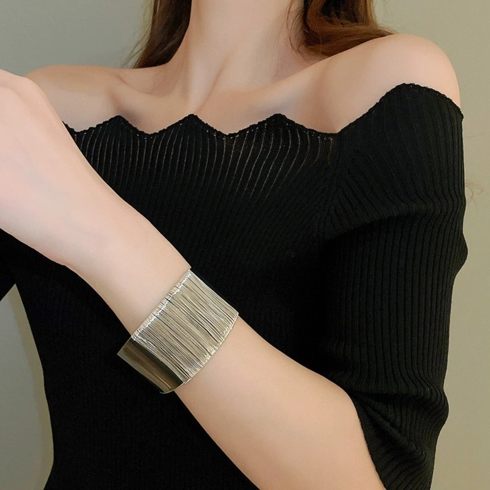Ausgehöhlter Armreif aus Legie – Women Accessories Drawing Bewertung und Preis